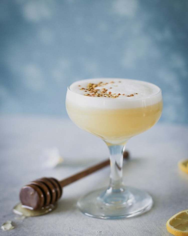 O Bee's Knees é um drink feito a base de Gin e mel, que foi originado na Era da Proibição Bee's Knees