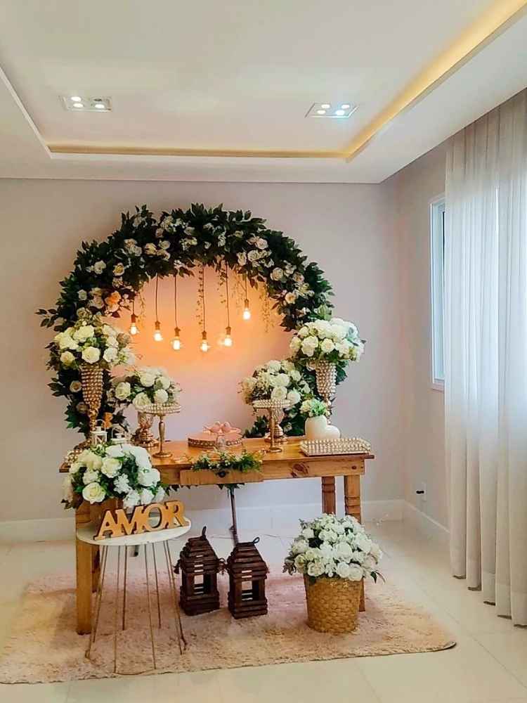 Decoração para mini casamento com flores brancas.