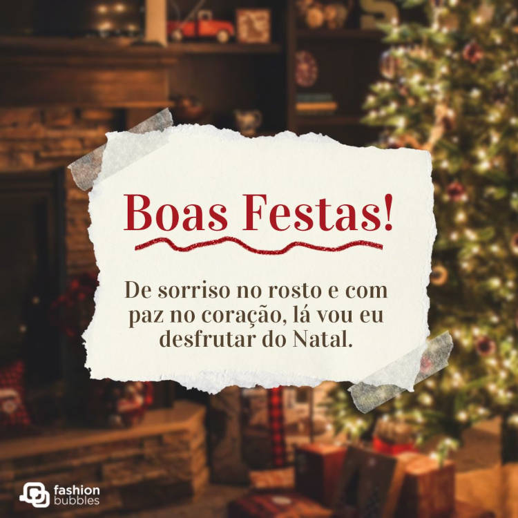 Foto desfocada de ambiente decorado para o Natal e frase "De sorriso no rosto e com paz no coração, lá vou eu desfrutar do Natal." em papel rasgado 