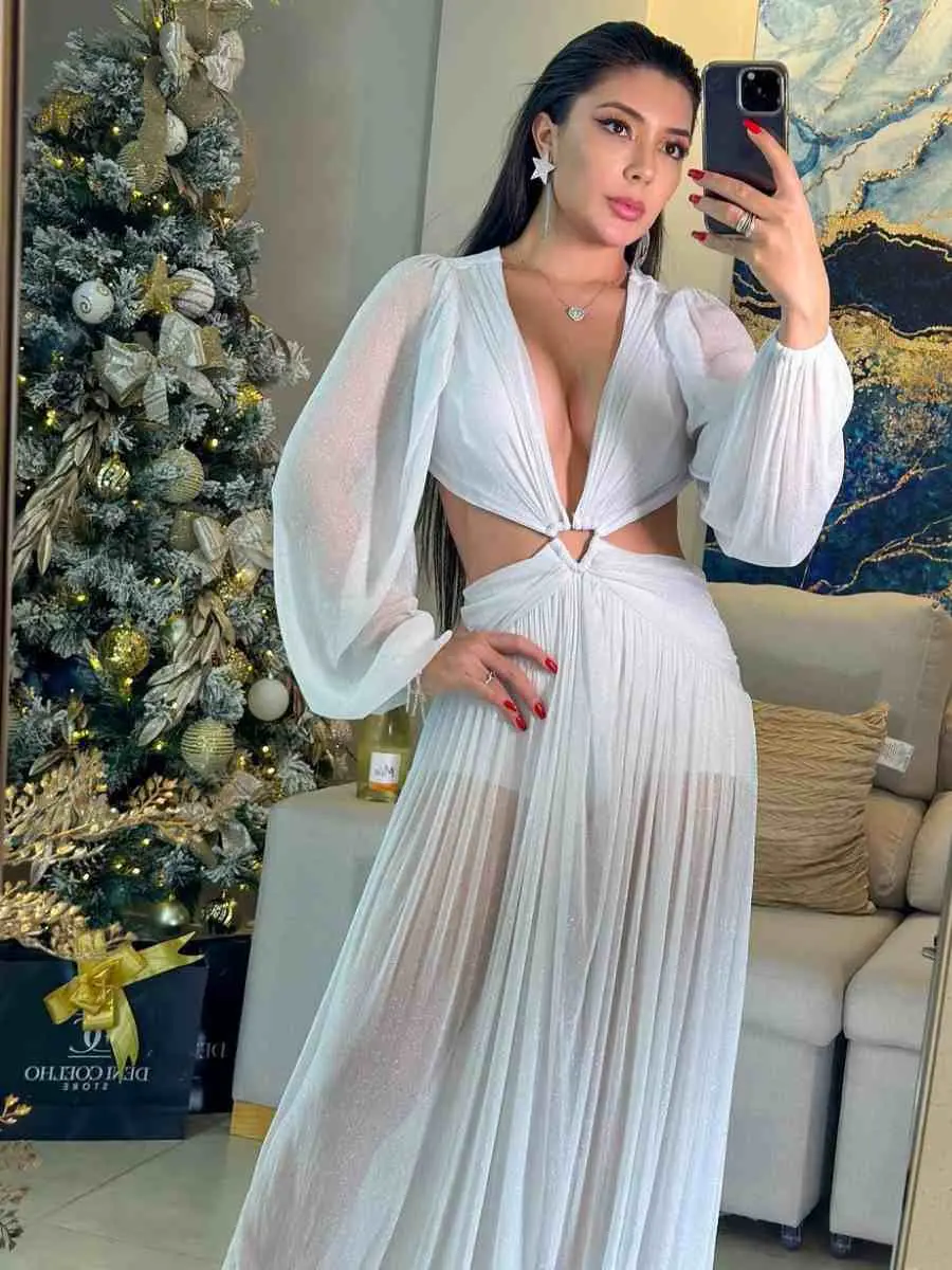 Mulher com look para o Réveillon: vestido transparente.