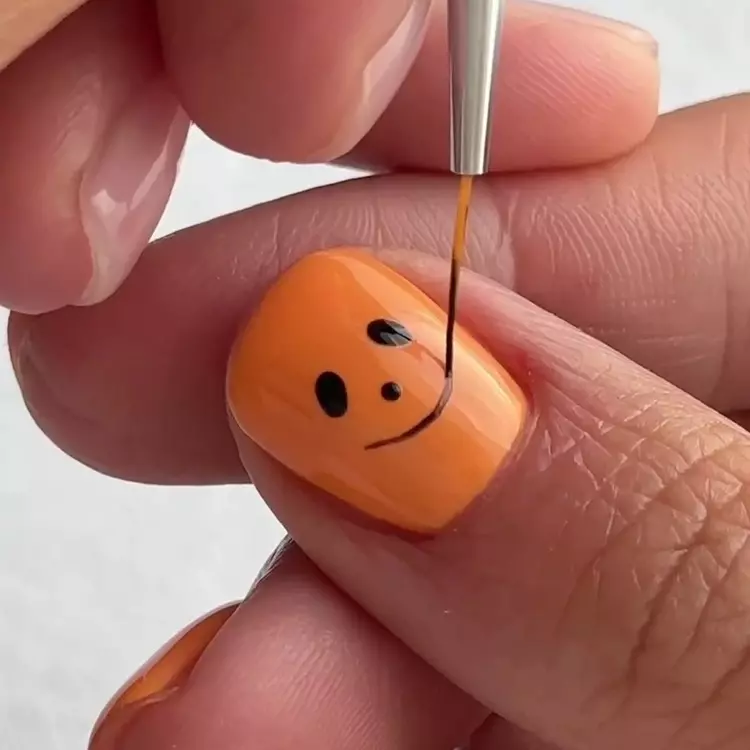 5º passo unha decorada para Halloween carinha de abóbora: fazer o sorriso