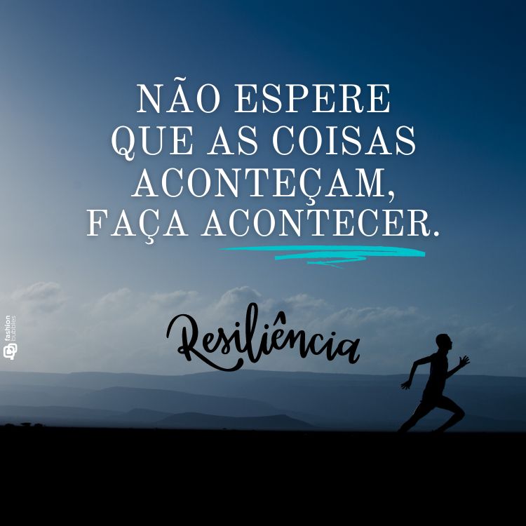 Frases de coragem "Não espere que as coisas aconteçam, faça acontecer. Resiliência!" escrito em foto de homem correndo em local com areia 