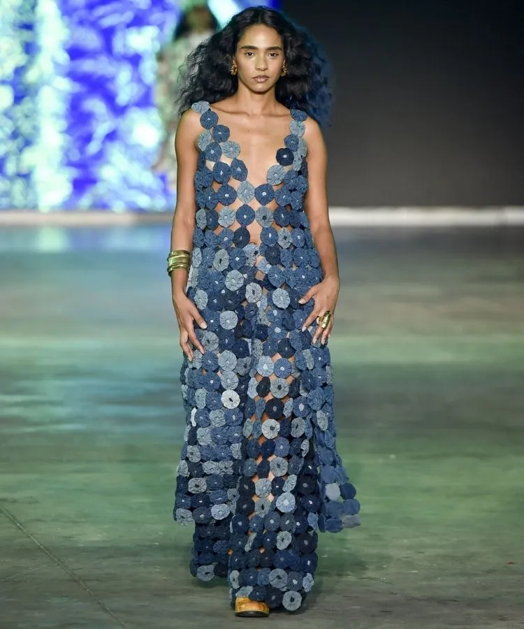 Foto de modelo na passarela usando vestido de fuxicos finalista do Desafio Sou de Algodão + Casa de Criadores