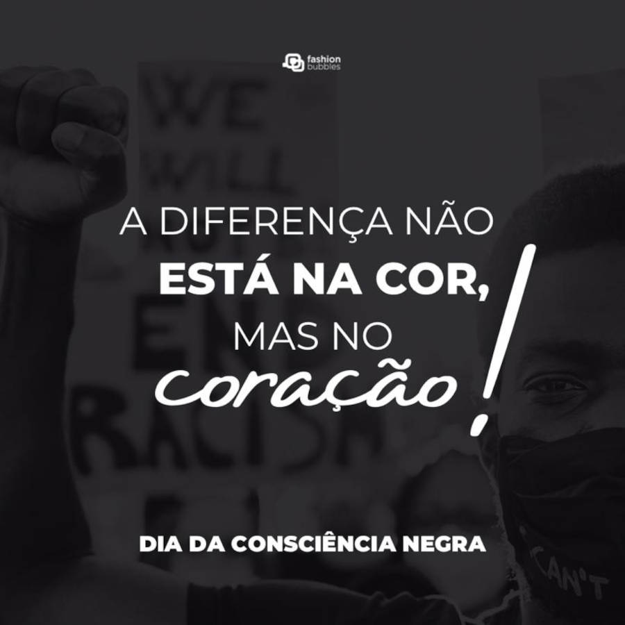 Foto em preto e branco de homem de pele negra com punho erguido em manifestação e frase "A diferença não está na cor, mas no coração. Dia da Consciência Negra!"