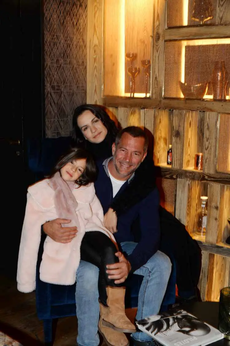 malvino salvador e família em quarto de hotel 