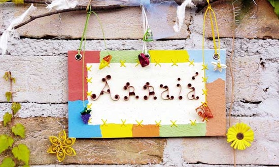 A imagem representa decorações de festa junina: placa escrito arraiá