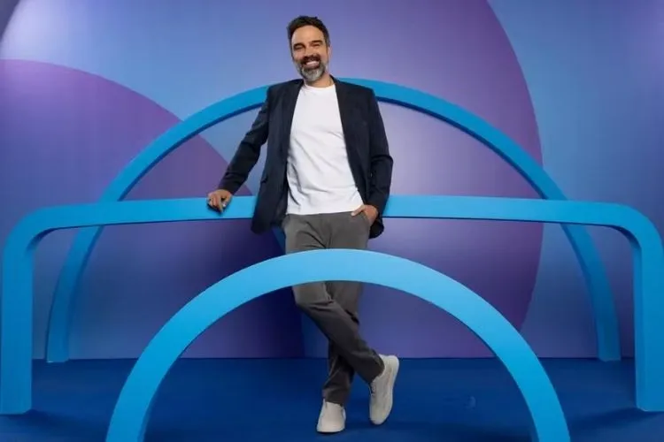 Foto do apresentador Tadeu Schmidt anunciando as novidades do Big Brother Brasil 2026