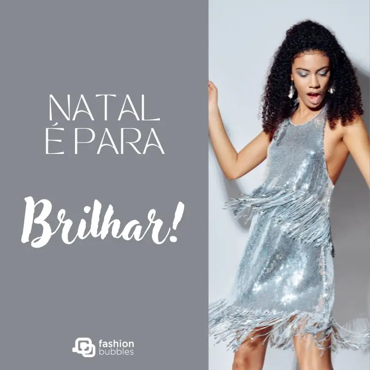 Mulher com vestido prata com frases para foto de Natal