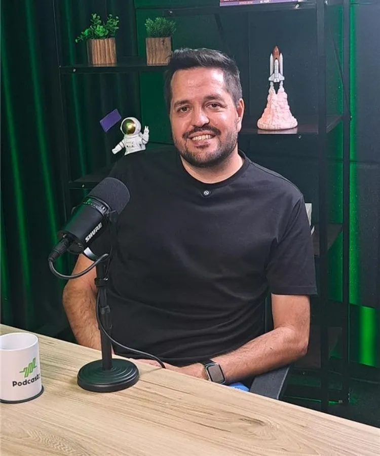 Foto do empreendedor Lucas Montanini em podcast