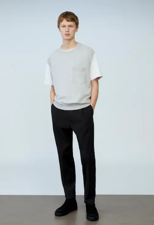 Look com colete sobreposição t-shirt. 