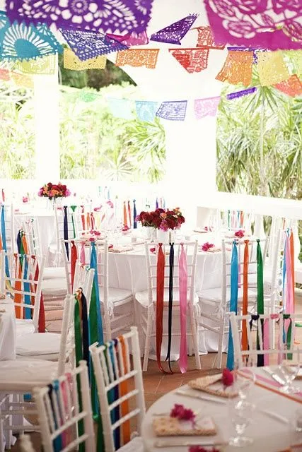 cadeiras decoradas com fitas de cetim para festa junina
