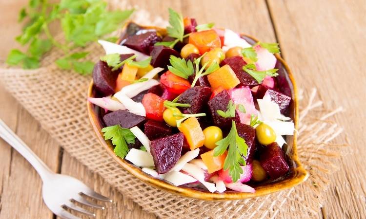 Salada com beterraba cozida. Salada de beterraba.