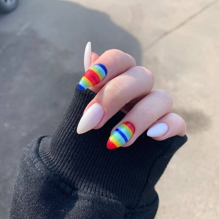 Foto unhas com cores do arco-íris.
