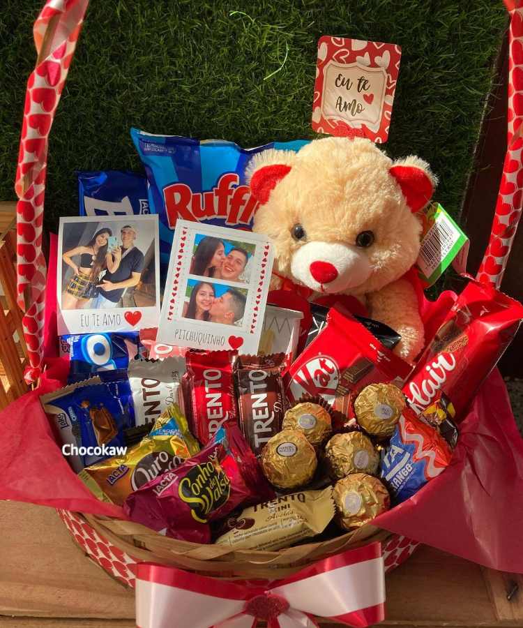 Cesta tradicional de DIa dos Namorados com chocolates, fotos, ursinho de pelúcia, plaquinhas, salgadinhos, etc