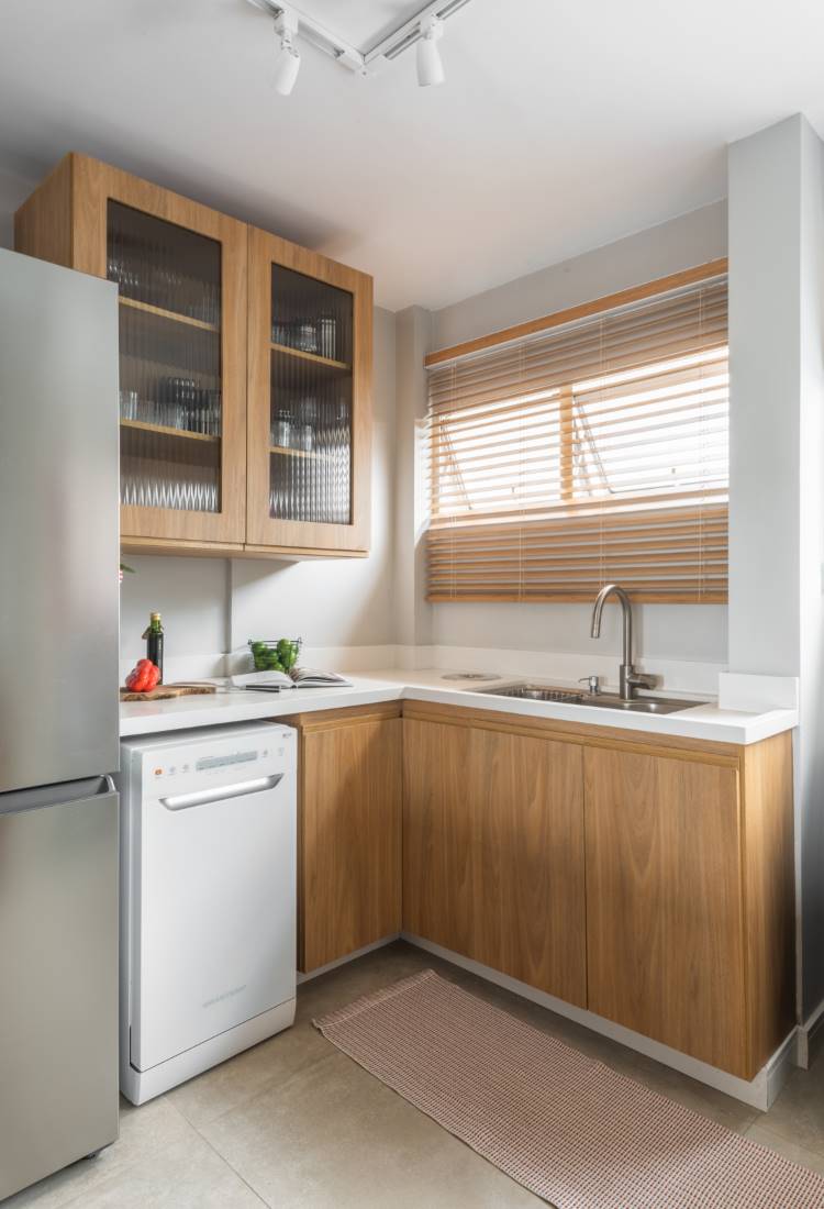 Desculpe, a imagem fornecida não se alinha com o termo "cozinha rústica moderna". Ela descreve uma cozinha com estilo contemporâneo. A descrição mais adequada seria: Cozinha compacta com armários de madeira clara e bancada branca. A imagem mostra um refrigerador de aço inoxidável, lava-louças branca e uma janela com persiana de madeira.







