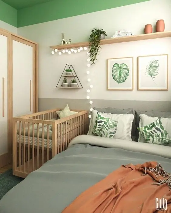 Quarto com teto verde, prateleiras com decorações, quadros, berço de madeira, armário e cama de casal