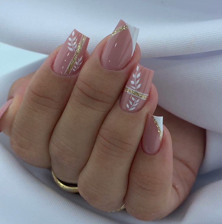 Unhas em gel bege e branca com glitter  dourado e ramos(tamanho: grande. Formato: quadrada)