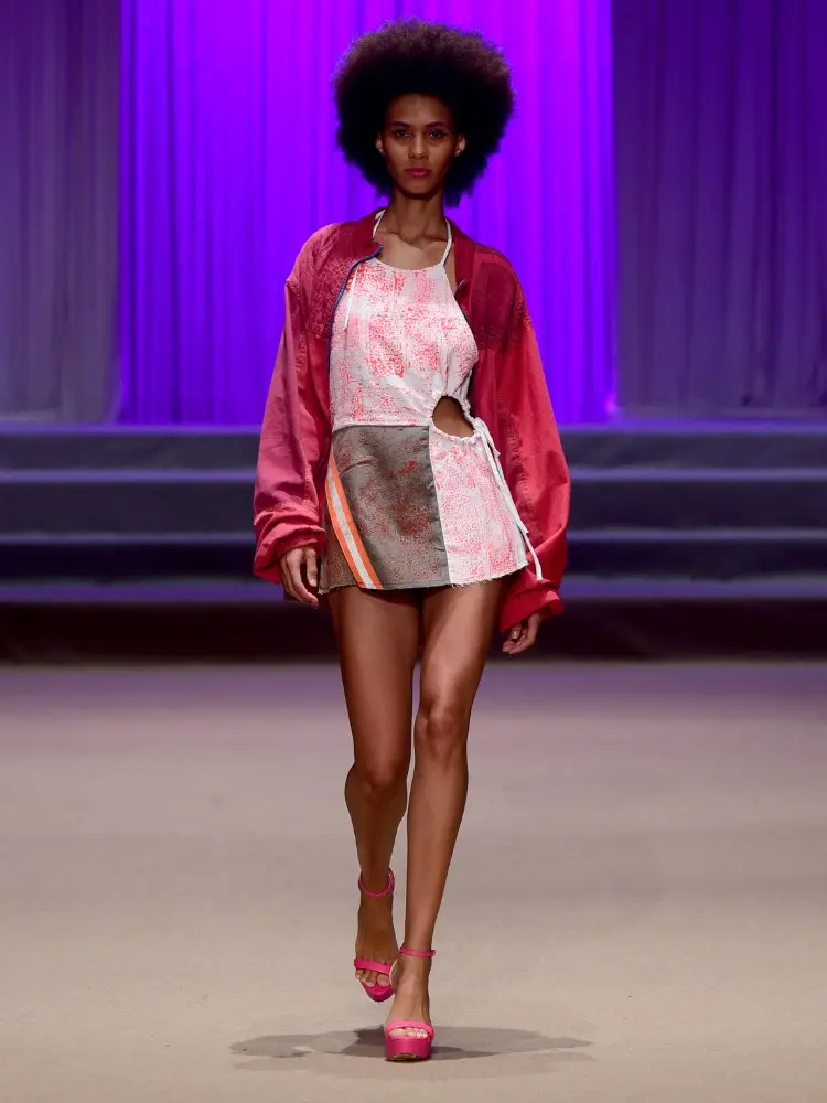 Modelo desfilando para desfile da Enel Brasil