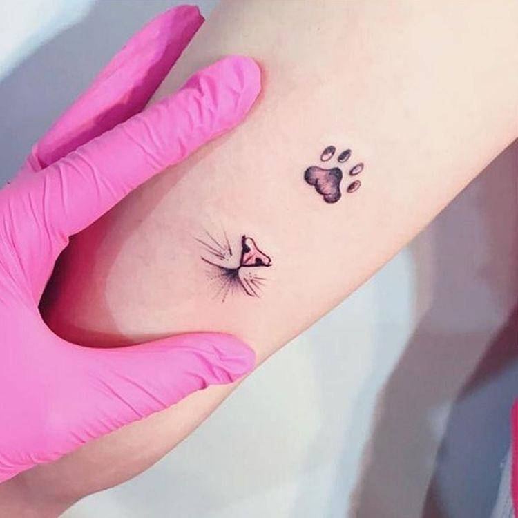 Tatuagem de pata e focinho em pele clara