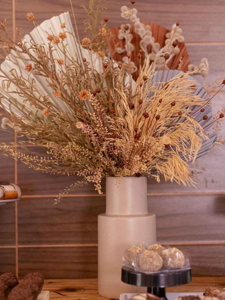 Arranjo de casamento com flores de secas.