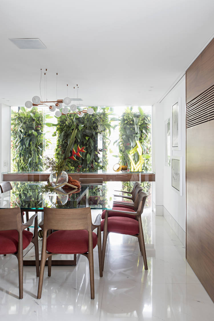 Sala de jantar com mesa de vidro.