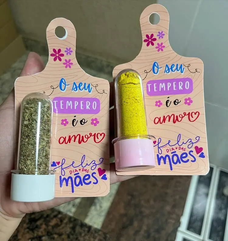 Lembrancinha de Dia das mães cartão em formato de tábua com tempero em tubetes