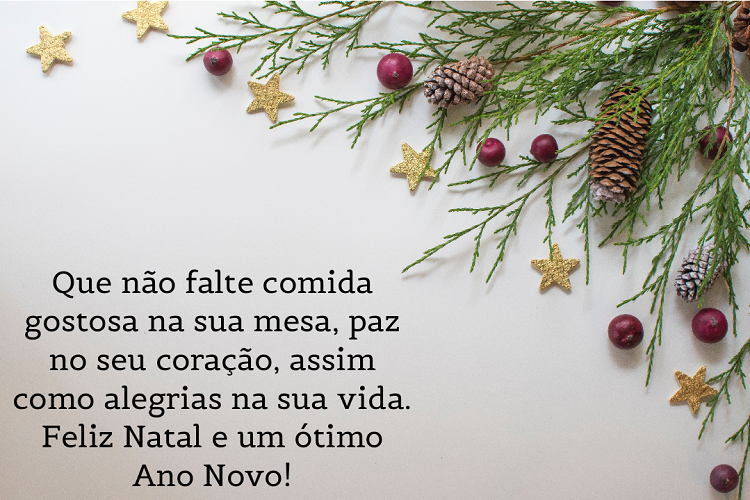 Foto de fundo bege com enfeites natalinos e frase: Que não falte comida gostosa na sua mesa, paz no seu coração, assim como alegrias na sua vida. Feliz Natal e um ótimo Ano Novo!