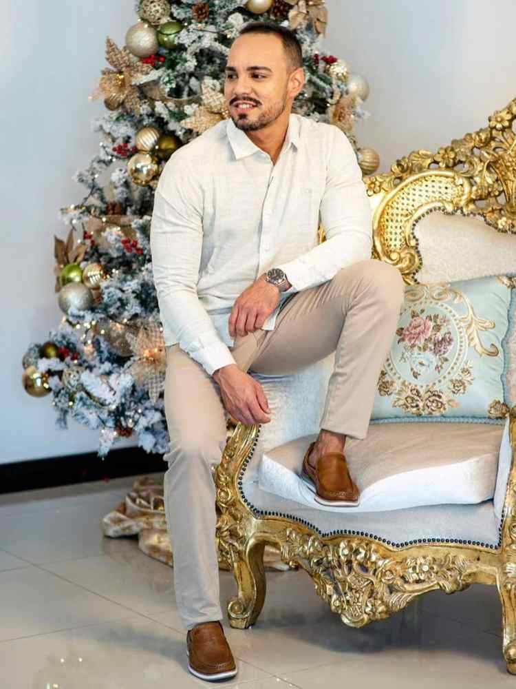 Roupas de Ano Novo para homens: camisa de botões de linho + calça bege.