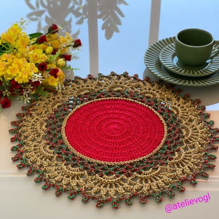 Mesa simples e luxuosa.