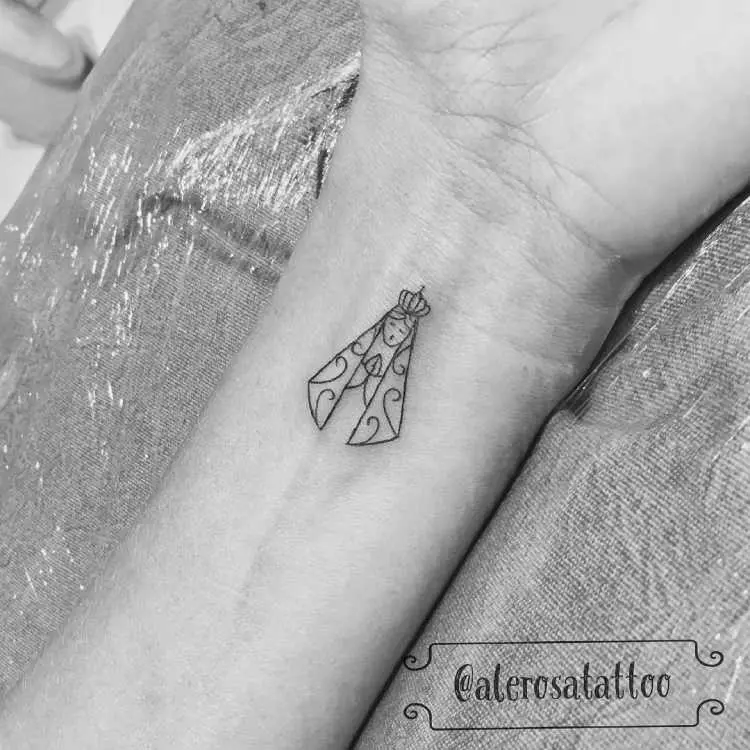 tatuagem Nossa Senhora no pulso pequena e em fineline