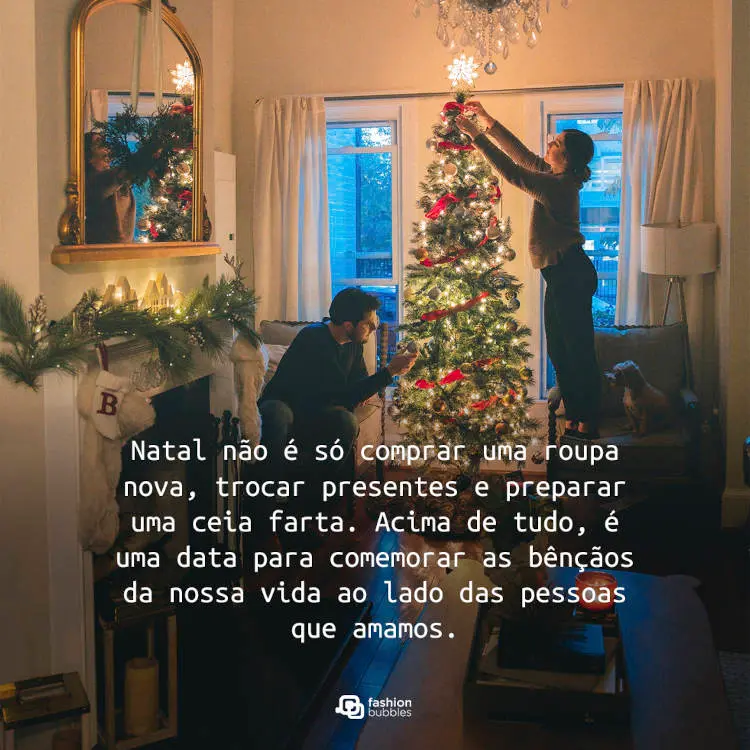 Foto de casal heterossexual montando árvore de natal e frase " Natal não é só comprar uma roupa nova, trocar presentes e preparar uma ceia farta. Acima de tudo, é uma data para comemorar as bênçãos da nossa vida ao lado das pessoas que amamos."