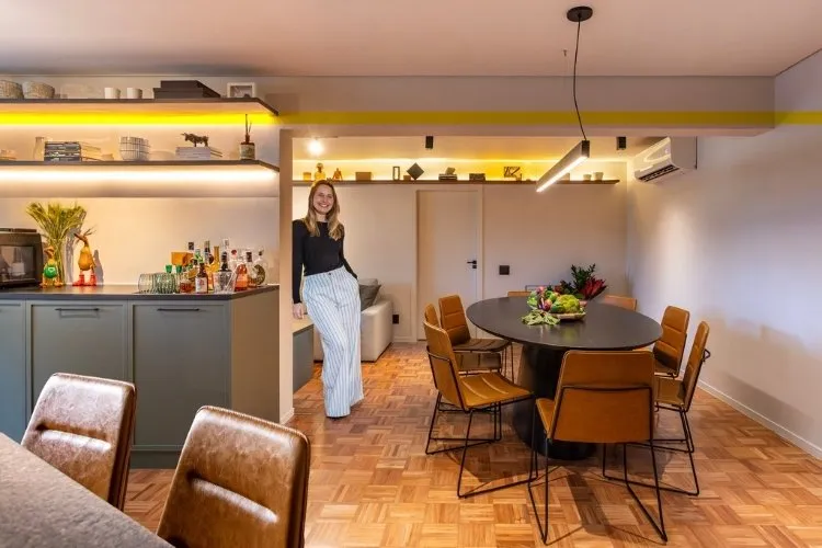 Foto de cozinha, sala de jantar e sala de estar de apê de 100 m²