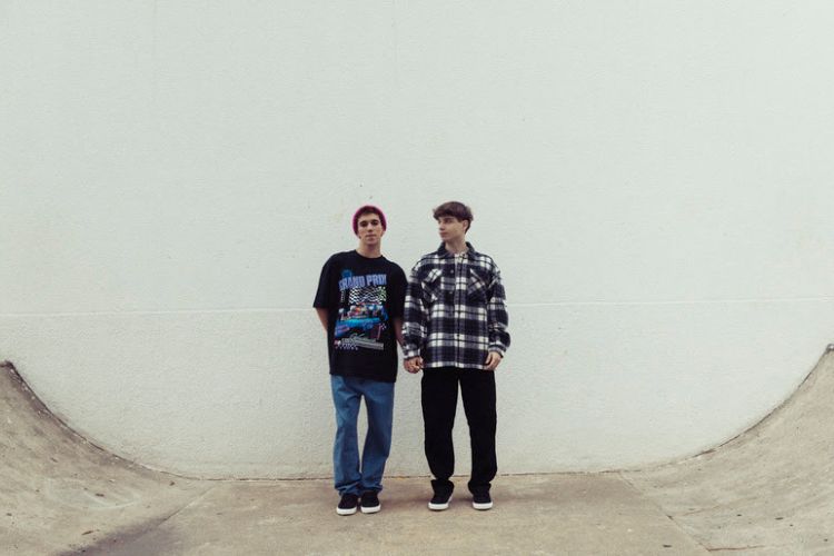 Foto de casal de namorados de mãos dadas em pista de skate