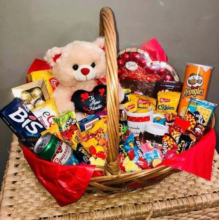 Cesta de Natal com urso de pelúcia, doces, refrigerante e petiscos 