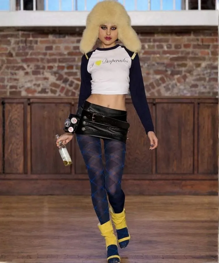 Foto de modelo usando look com camiseta estampada, uma das tendências da London Fashion Week Outono Inverno 2026