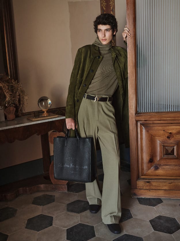 Salvatore Ferragamo apresenta Tornabuoni 1927 - Homem elegante com bolsa preta