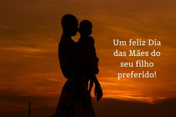 Sombra de mãe segurando filho em pôr do sol, com frase "Um feliz Dia das Mães do(a) seu(sua) filho(a) preferido(a)!"