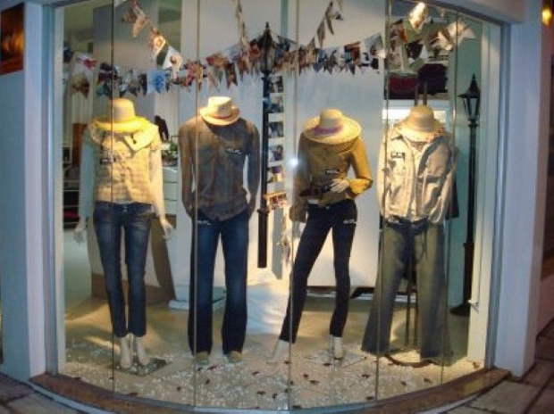 Vitrine decorada de papel de revista