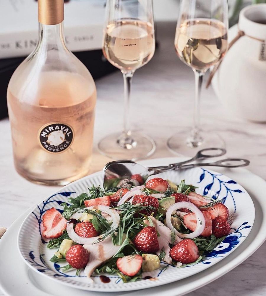 prato branco com salada de folhas, cebola, abacate e morango para harmonizar com vinhos para a primavera