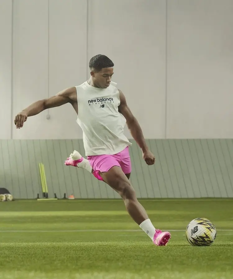 Endrick usando chuteira rosa da New Balance na Copa do Mundo FIFA 2026