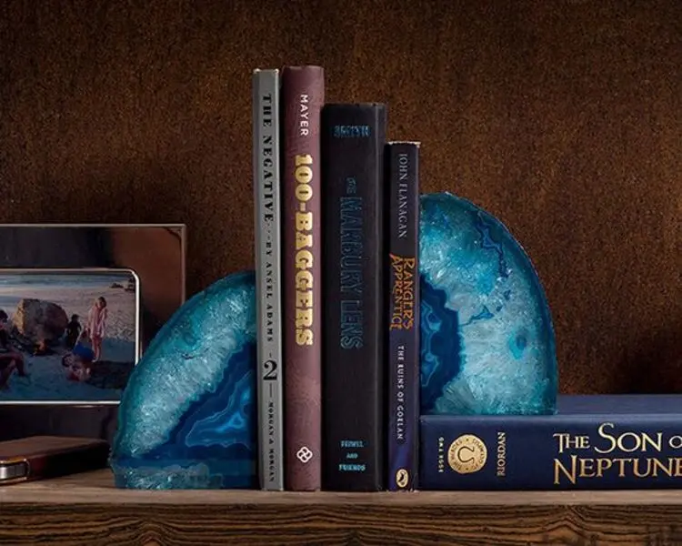 Pedras naturais como suportes para livros. Suporte para livros.