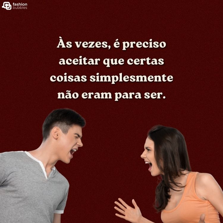 Casal, de um homem de pele clara e cabelo escuro, com uma mulher de pele clara e cabelo castanho, discutindo. 