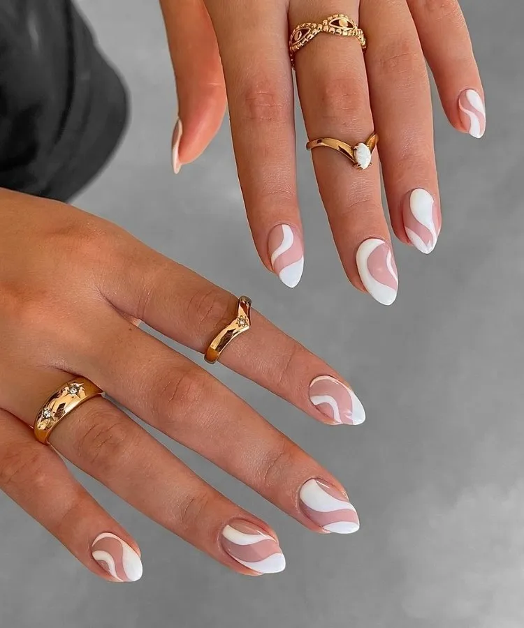 Inspirações de unhas brancas decoradas com linhas abstratas