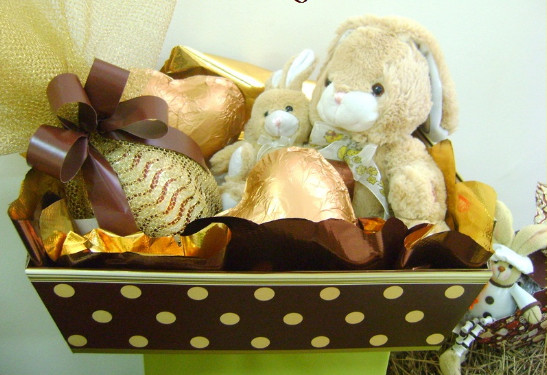 Cesta de Páscoa  com doces e coelhos de pelúcia 
