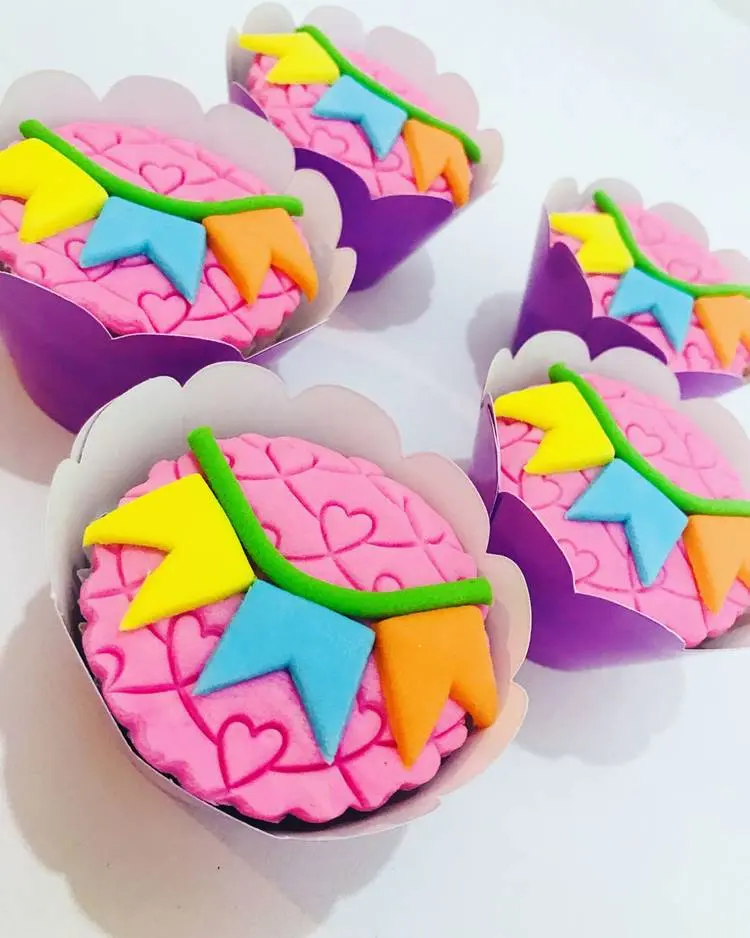 Bolinhos de São João feitos com pasta americana desenho varal de bandeirinhas