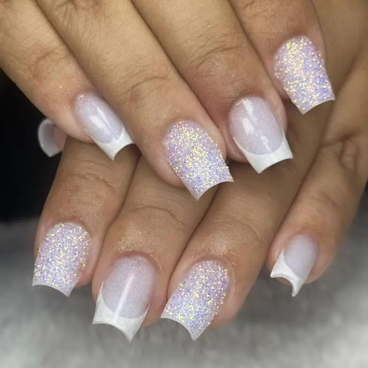 unhas curtas quadradas com francesinha e glitter
