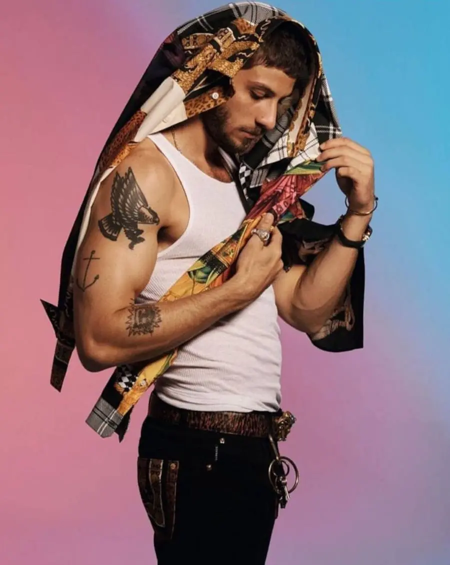 Foto de Chay Suede com destaque na tatuagem de águia