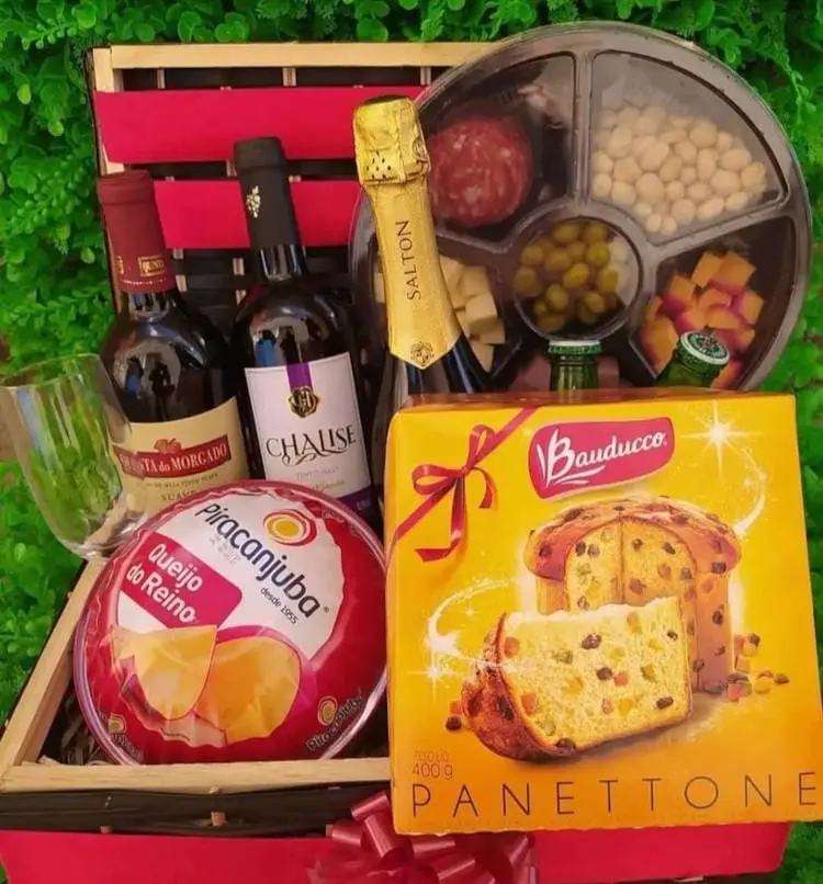 Cesta de Natal com aperitivos, panetone, bebidas e taça 