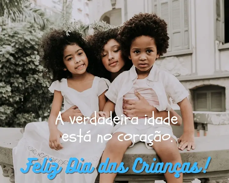 Foto de três crianças negras abraçadas e frase "A verdadeira idade está no coração."