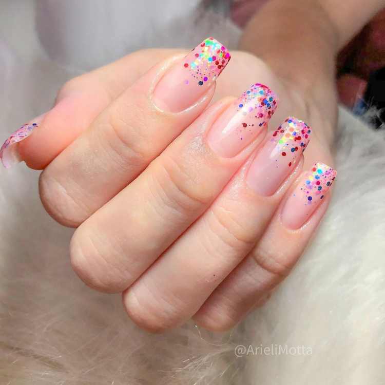 Unhas naturais com glitter.
